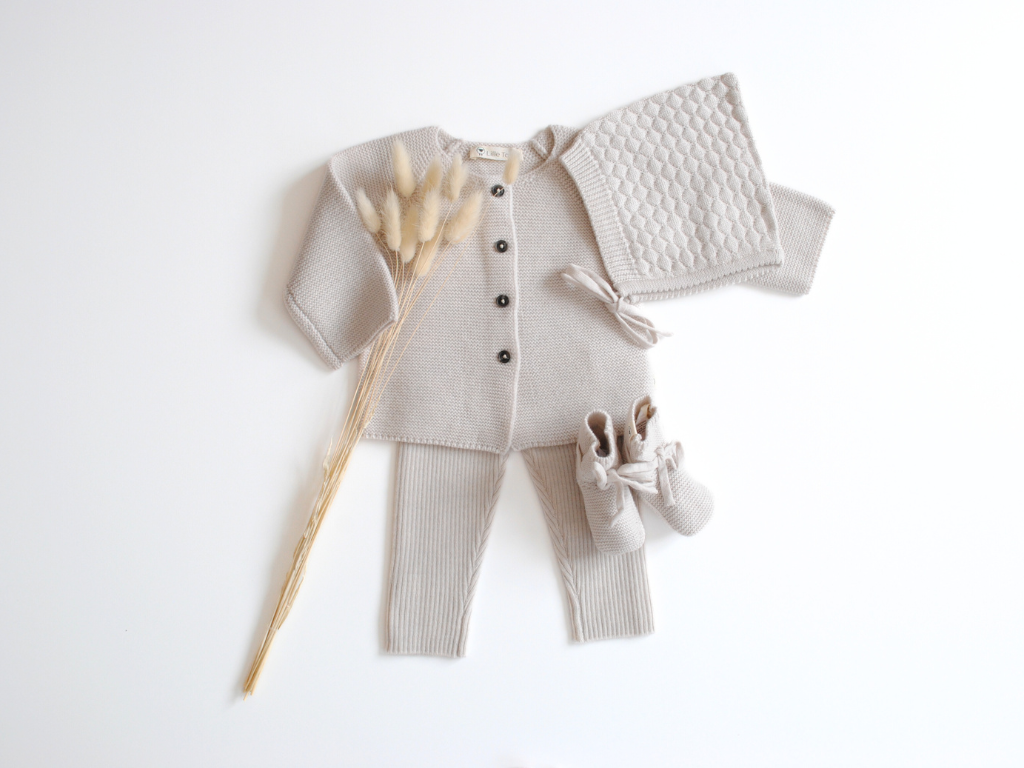 Babyoutfit aus Merinowolle in creme