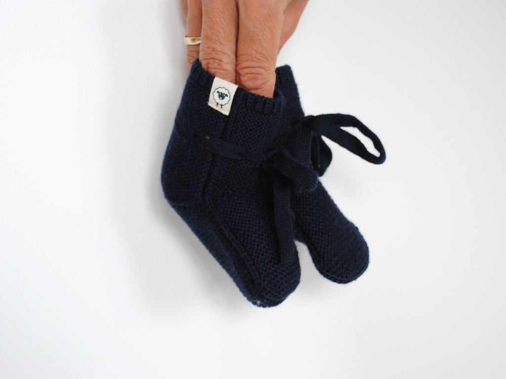 marinefarbene Strickschuhe für Babys